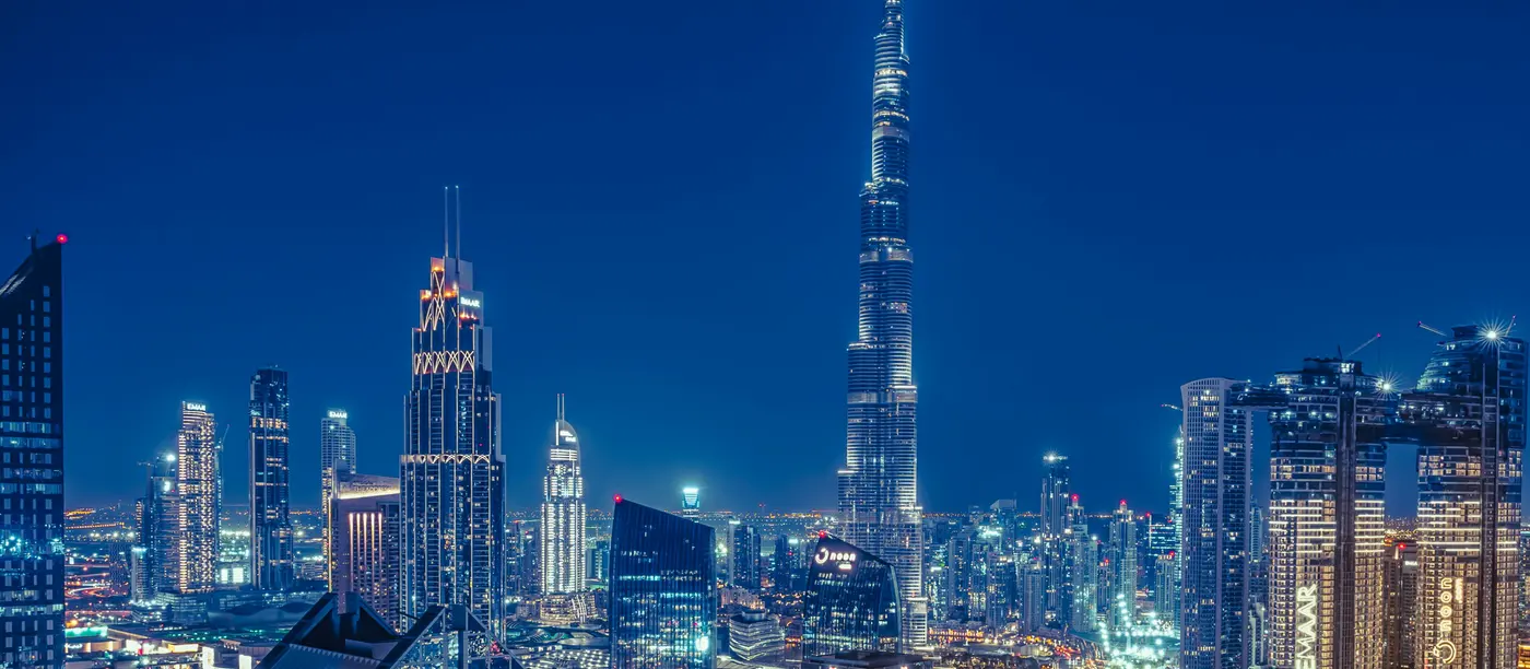 Burj Khalifa e o centro de Dubai iluminados à noite